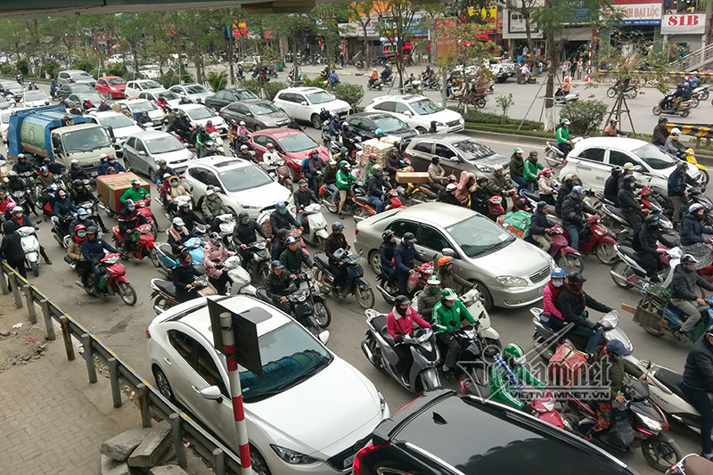 Tắc khủng khiếp giữa trưa từ ngõ ra đường lớn Hà Nội